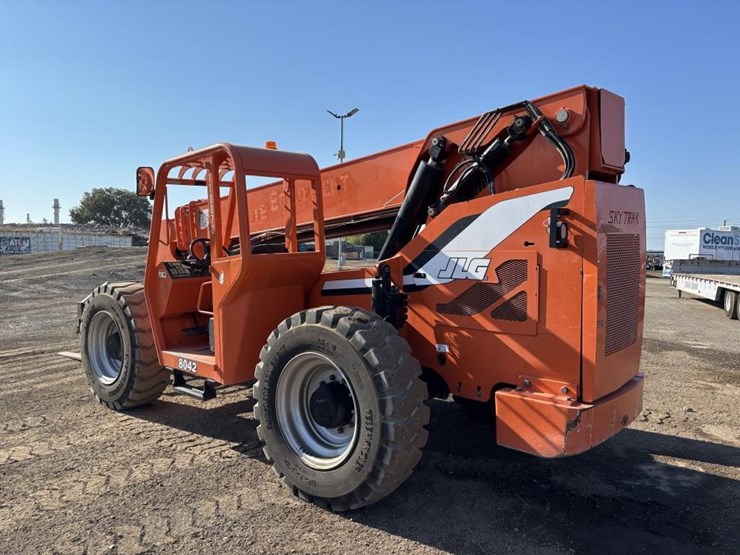 2013-jlg-8042-image-4
