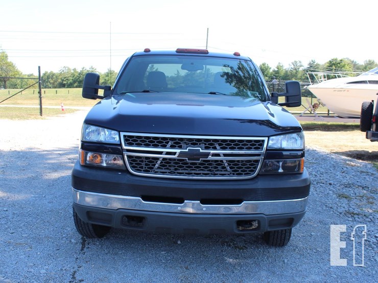 2005-chevrolet-3500-image-2