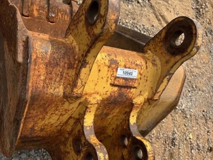 24"-backhoe-bucket-image-5