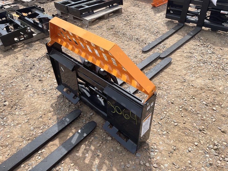 #3064-•-unused-2025-wolverine-hydraulic-adjustable-pallet-fork-attachment-image-3