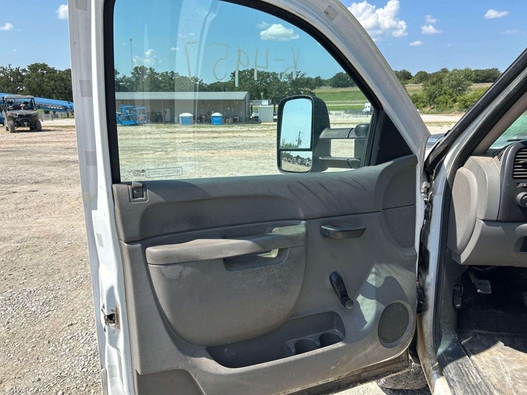 2012-chevrolet-silverado-2500hd-image-11