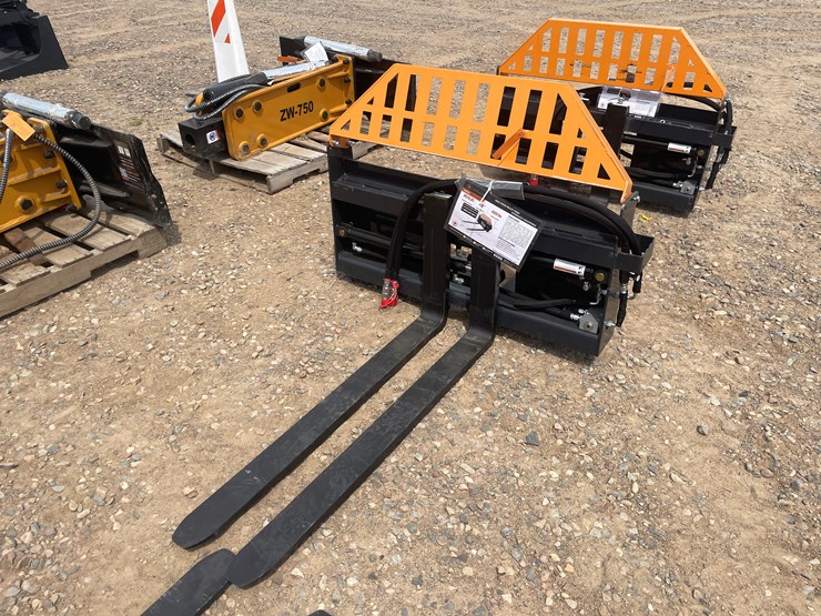 #3064-•-unused-2025-wolverine-hydraulic-adjustable-pallet-fork-attachment-image-1