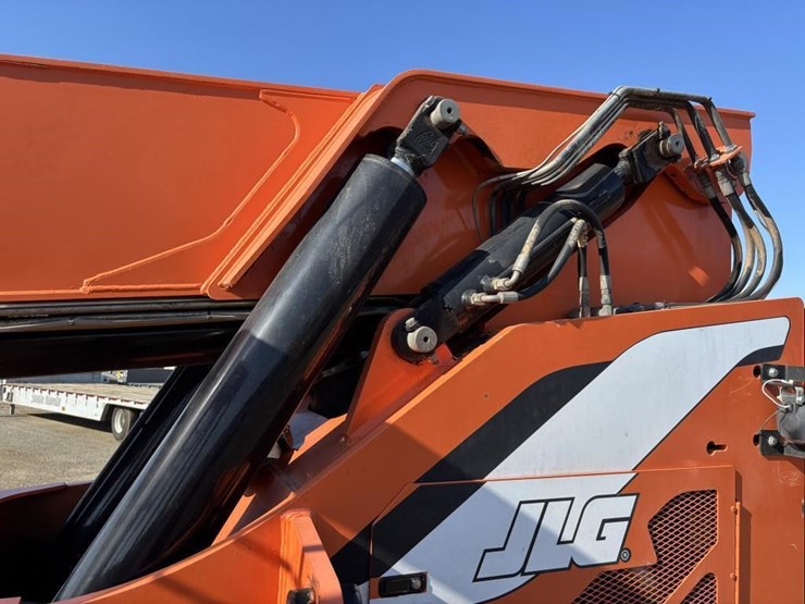 2013-jlg-8042-image-33