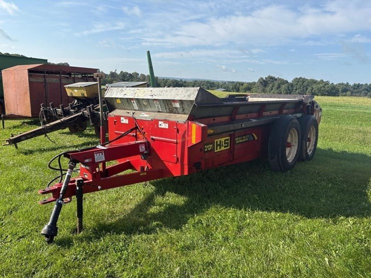h&s-3131-heavy-duty-manure-spreader-image-1