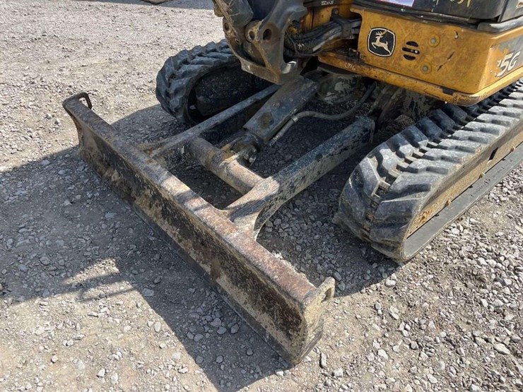 2016-deere-35g-image-11