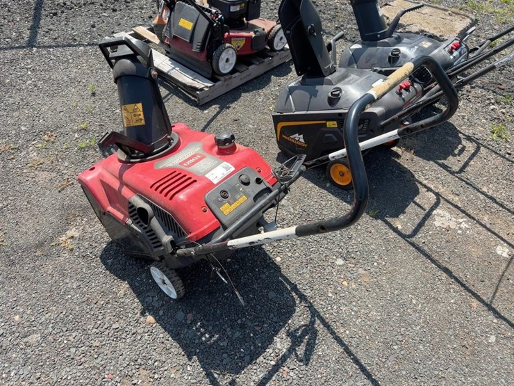 toro-721rc-snow-thrower-image-2