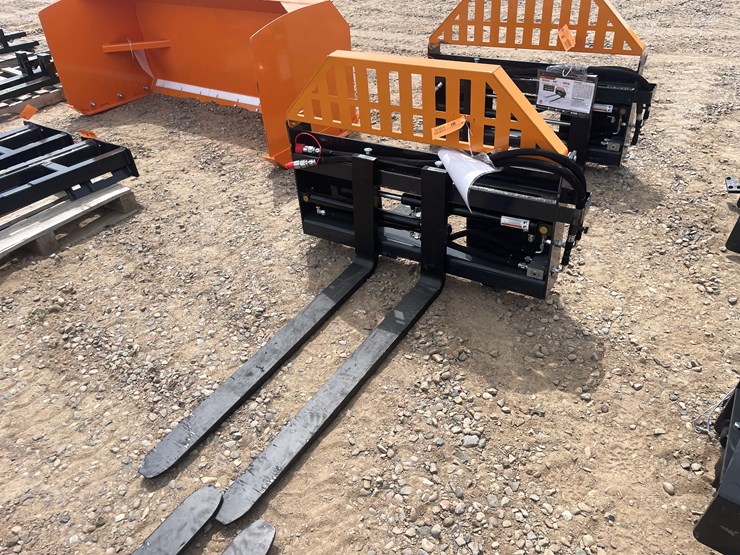 #3065-•-unused-2025-wolverine-hydraulic-adjustable-pallet-fork-attachment-image-1