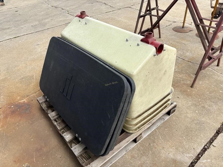 ih-900-planter-fertilizer-boxes-image-4