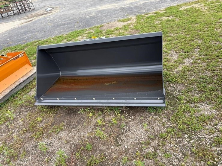 new-72"-new-holland-skidsteer-bucket-image-2
