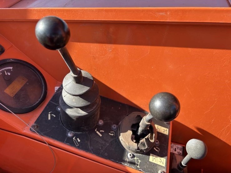 2013-jlg-8042-image-29