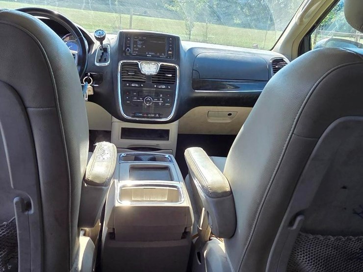 2013-chrysler-town-&-country-image-6
