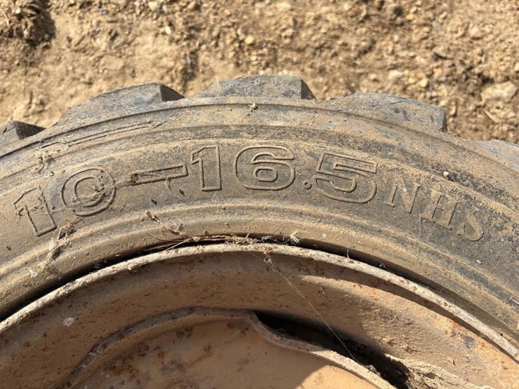 (1)-10-16.5-skidsteer-tire-w/rim-image-4