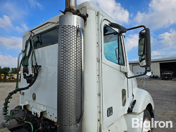 2003-freightliner-columbia-120-image-15