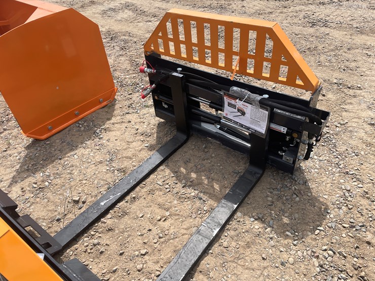 #3066-•-unused-2025-wolverine-hydraulic-adjustable-pallet-fork-attachment-image-1