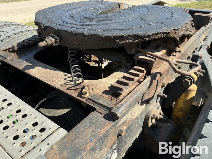 2000-freightliner-fld120-image-10