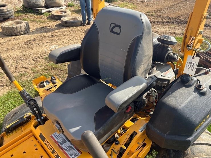cub-cadet-pro-z-700-zero-turn-mower-image-14