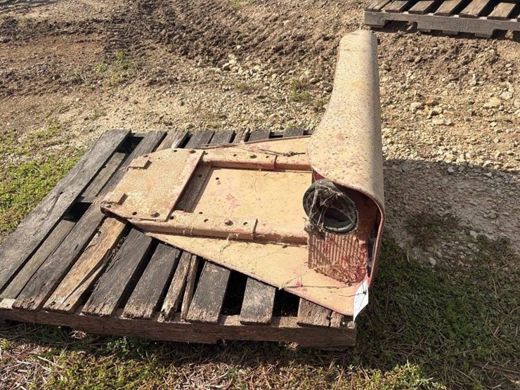 international-tractor-fender-image-2