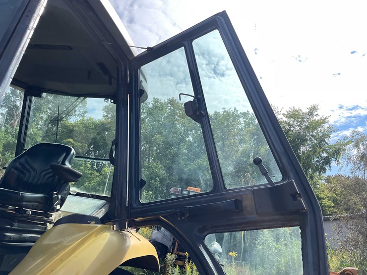 new-holland-u80-image-40