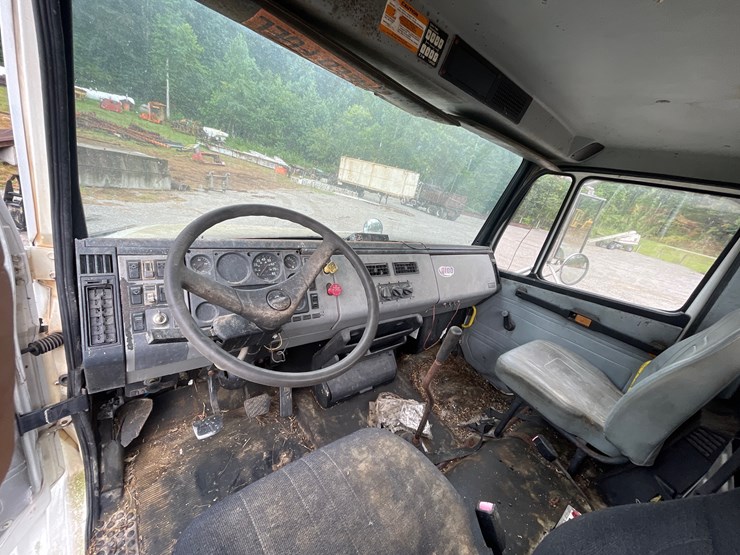 1996-freightliner-fl112-image-9