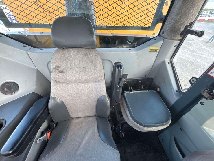 2015-deere-410e-image-32