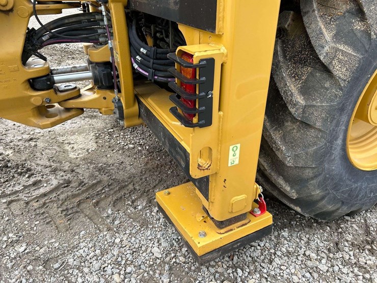 2021-caterpillar-428-image-25