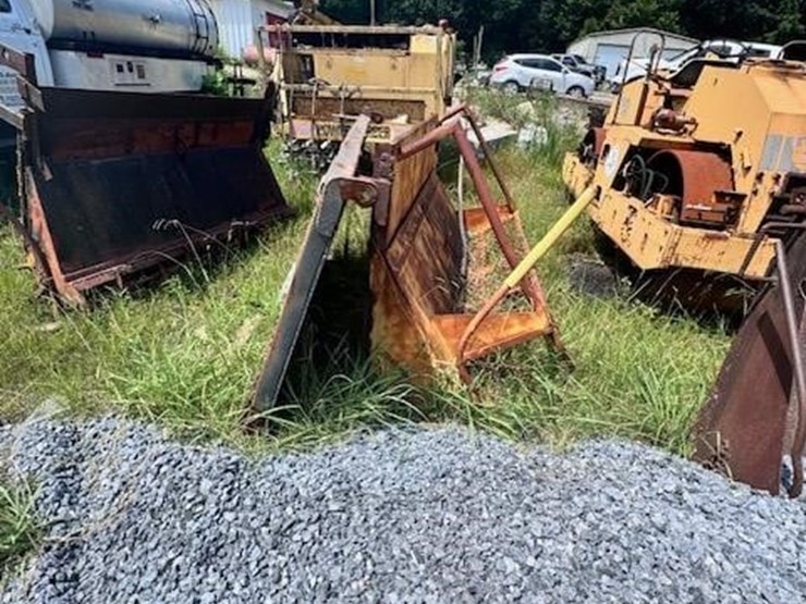 dump-truck-spreader-tailgates-image-5