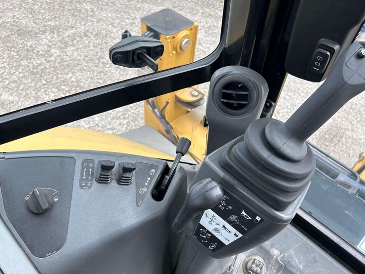 2021-caterpillar-428-image-18