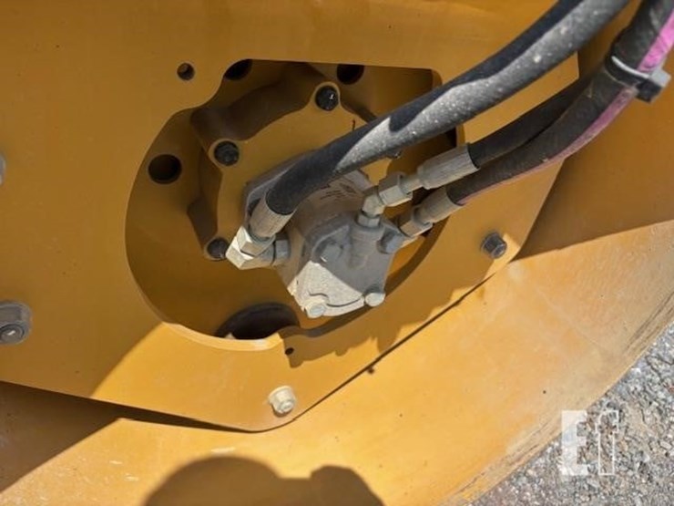 2019-caterpillar-cc24b-image-12
