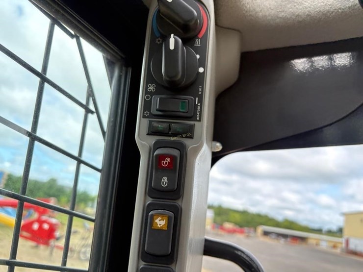2017-new-holland-l228-image-11