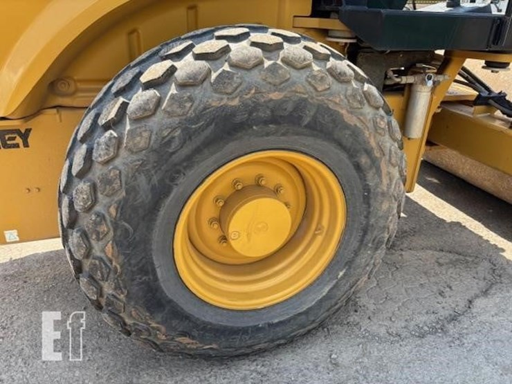 2016-caterpillar-cs54b-image-19