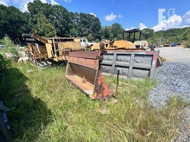 dump-truck-spreader-tailgates-image-4