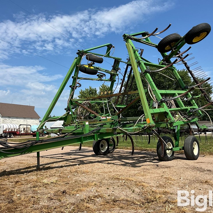 JOHN DEERE 610