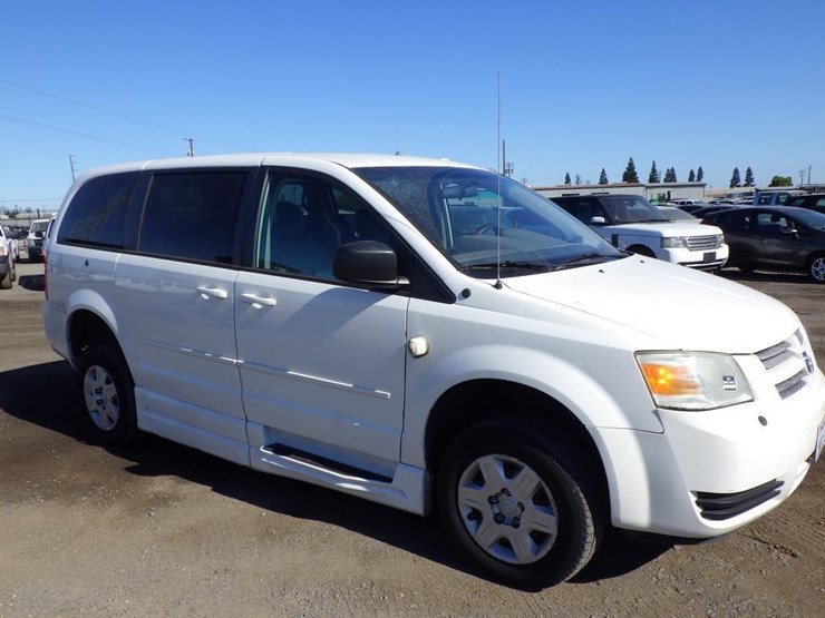 2010-dodge-grand-caravan-image-2
