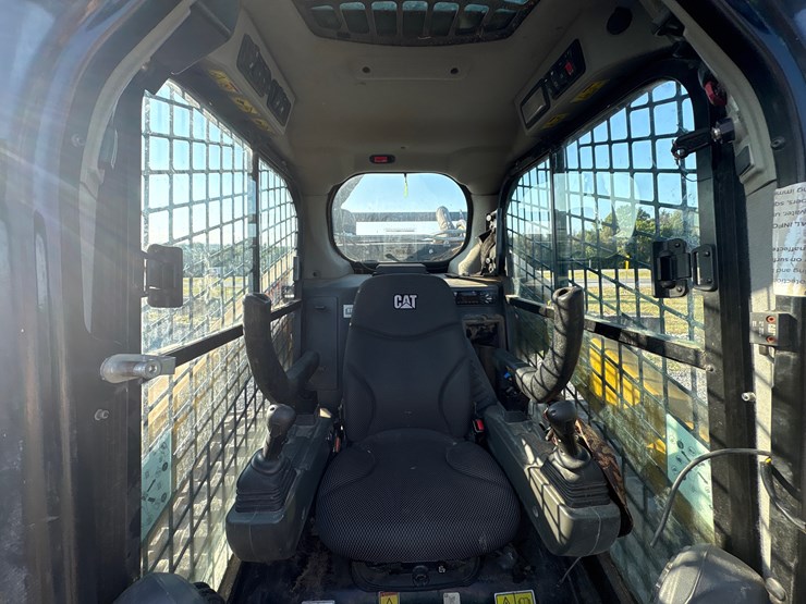 2021-caterpillar-299d3-image-12