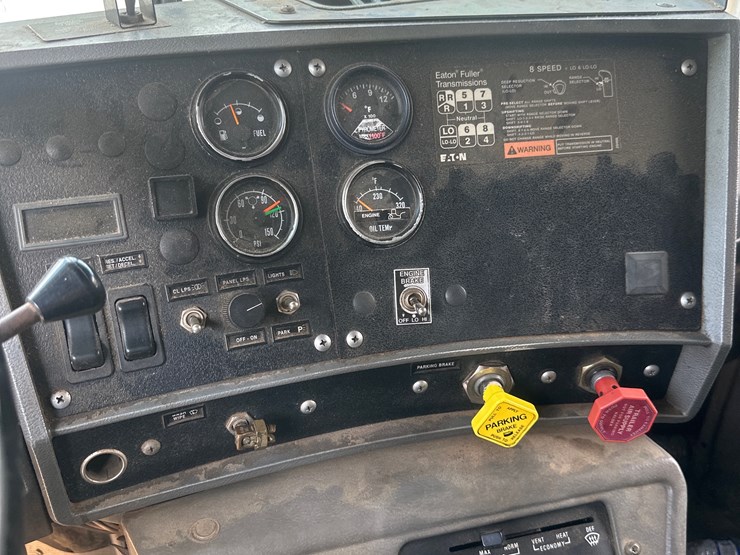 2001-mack-rd688s-image-9