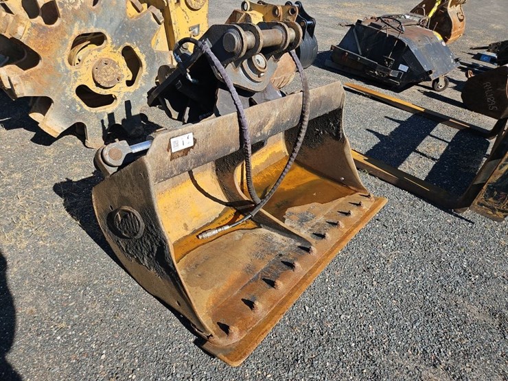 geith-60"-hydraulic-tilting-cleanup-bucket-image-2