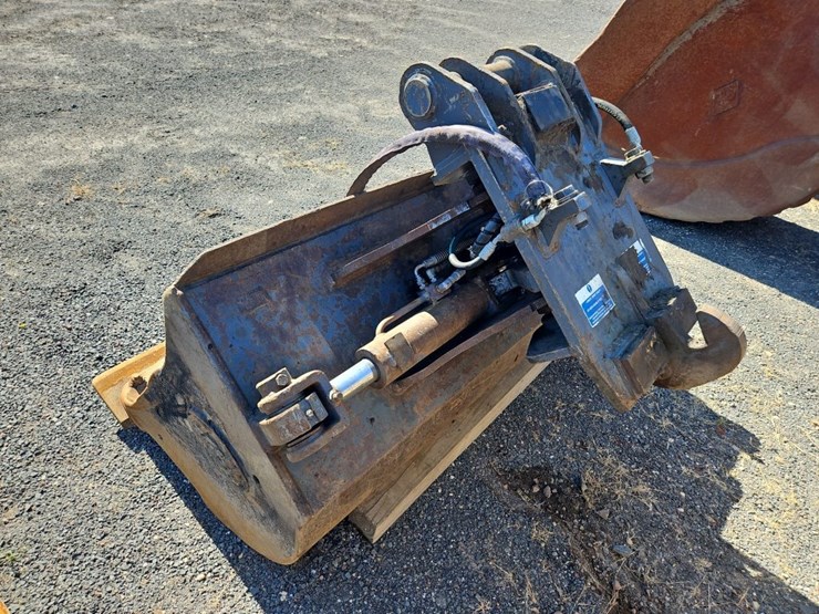geith-60"-hydraulic-tilting-cleanup-bucket-image-4