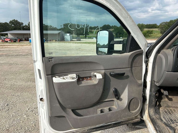2013-chevrolet-silverado-3500hd-image-11