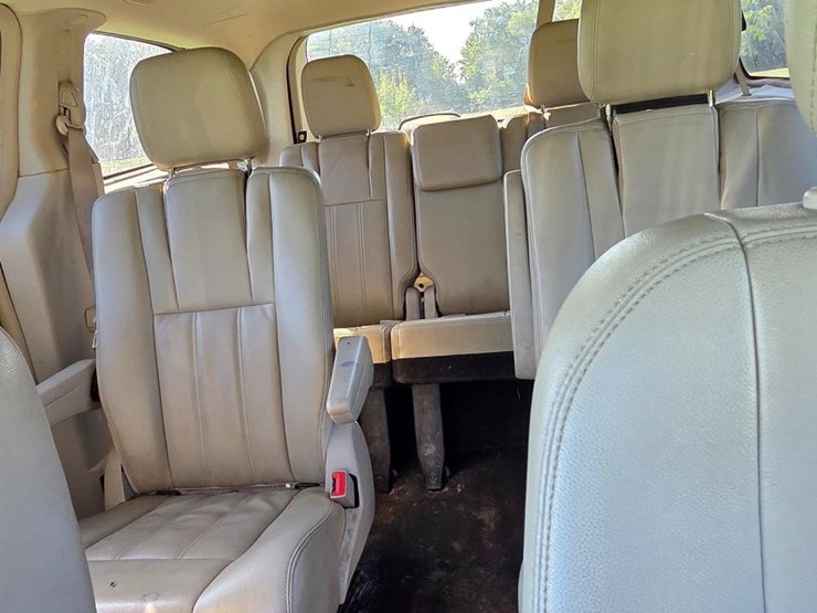 2013-chrysler-town-&-country-image-5