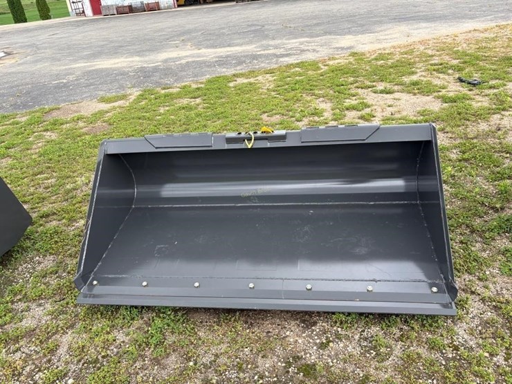 new-72"-new-holland-skidsteer-bucket-image-2