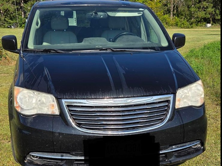 2013-chrysler-town-&-country-image-2