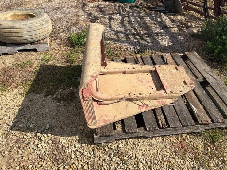 international-tractor-fender-image-3