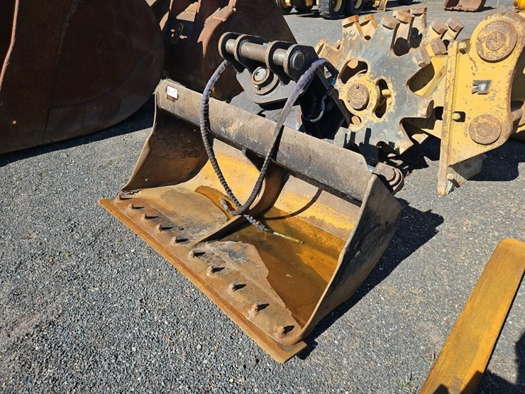 geith-60"-hydraulic-tilting-cleanup-bucket-image-1