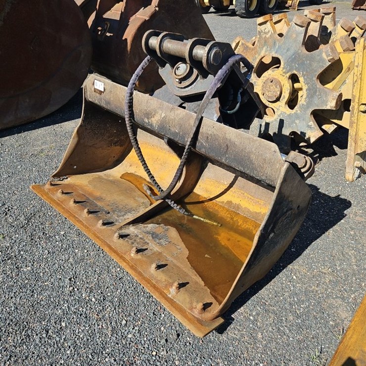 GEITH 60" HYDRAULIC TILTING CLEANUP BUCKET