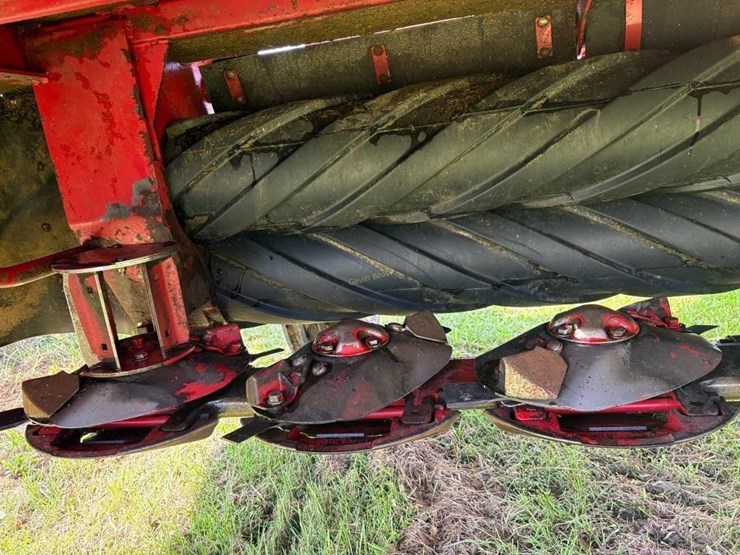 2022-new-holland-210-image-16