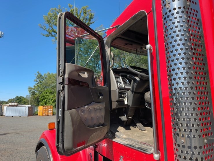 2012-kenworth-w900-image-29