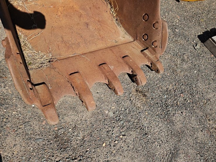 caterpillar-42"-bucket-with-teeth-image-7