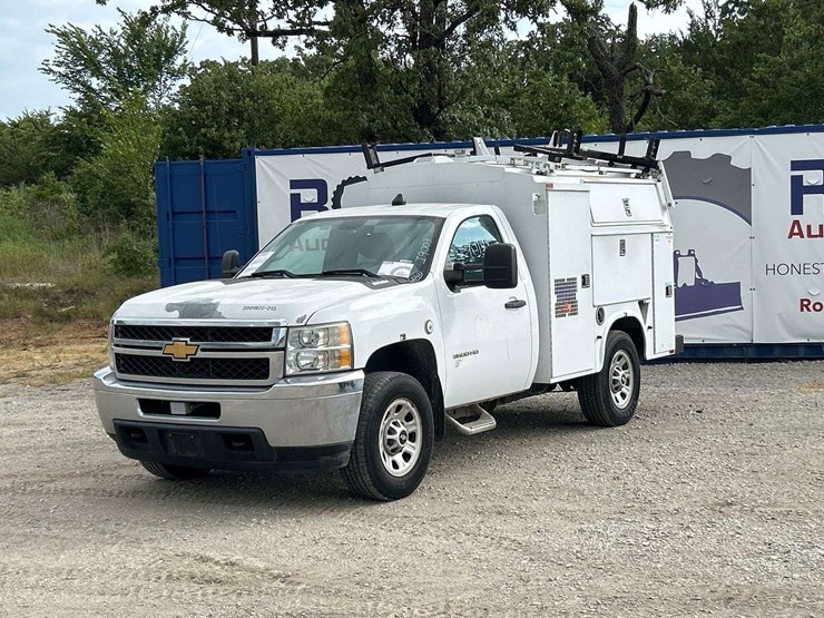 2013-chevrolet-silverado-3500hd-image-1