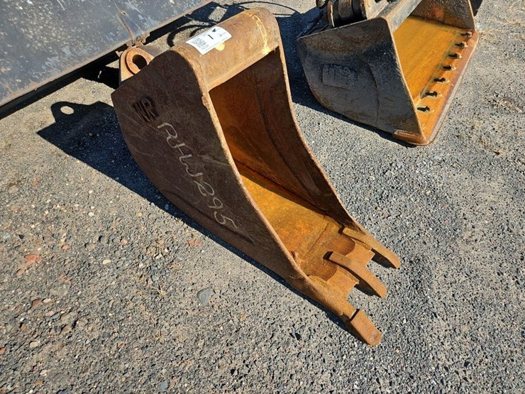wr-12"-bucket-with-teeth-image-2