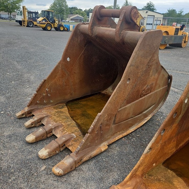 GEITH 52" BUCKET WITH TEETH